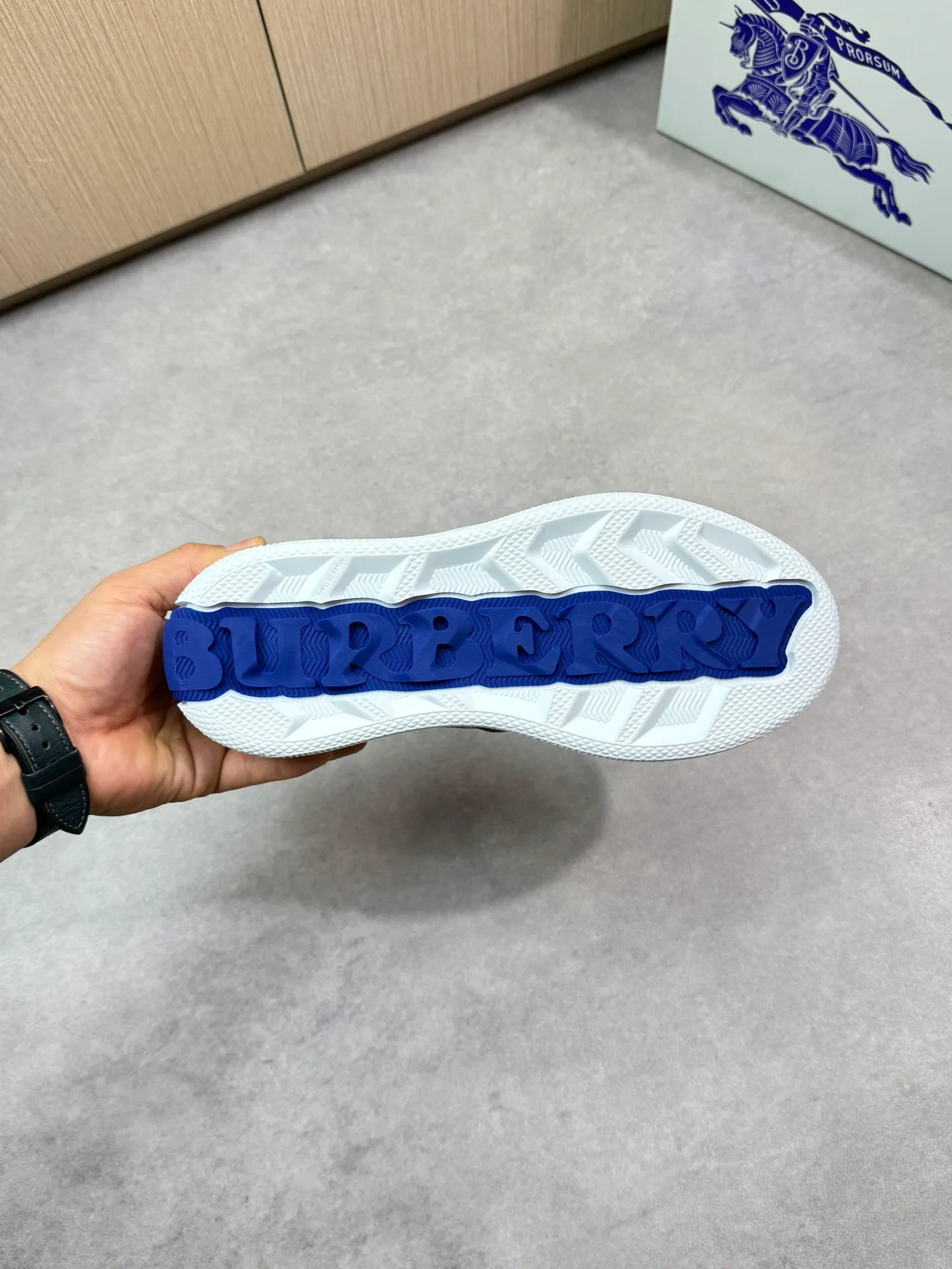 Men's shoes 💰P420💰[BURBERRY] Burberry - High-end quality original 🔍🔍🔍casual sports sneakers - Upper: imported 🔝 Napa calfskin, brand totem cloth, tongue brand cloth label - Lining: brand canvas, foot pad; water-dyed cowhide - Outsole: ultra-light TPR rubber; two-color molded outsole -Ultra-high quality control and fine workmanship: outstanding (high-end, extravagance, class) -Size: 38-44 (45 for men, can be customized)